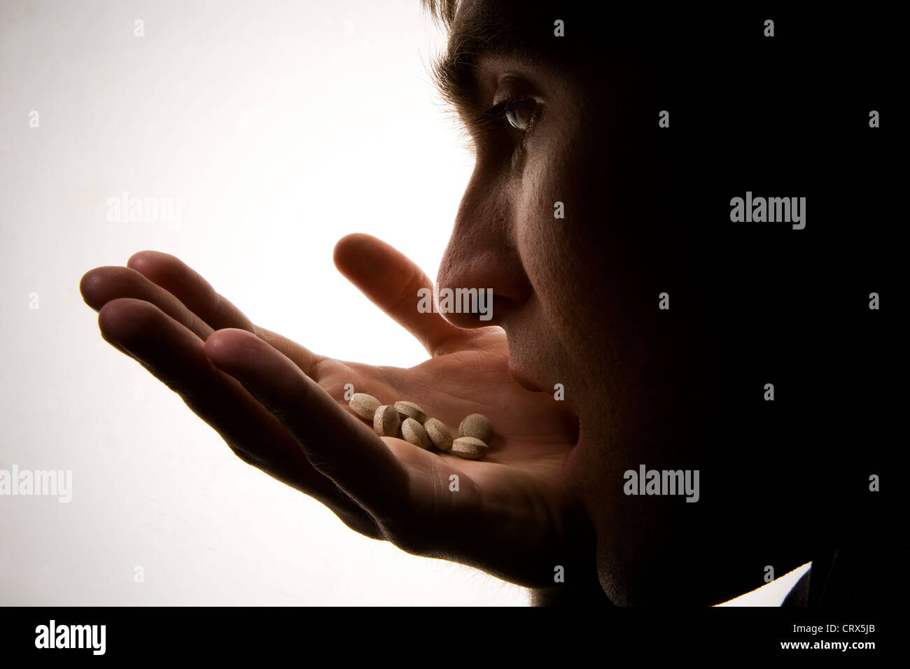 Premuto un giovane con una manciata di sonniferi. Foto Stock