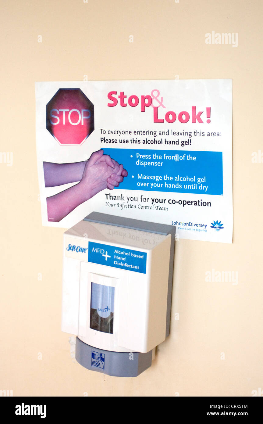Una mano erogatore di disinfettante e di avviso per incoraggiare le persone ad utilizzarlo nella lotta contro le infezioni ospedaliere Foto Stock