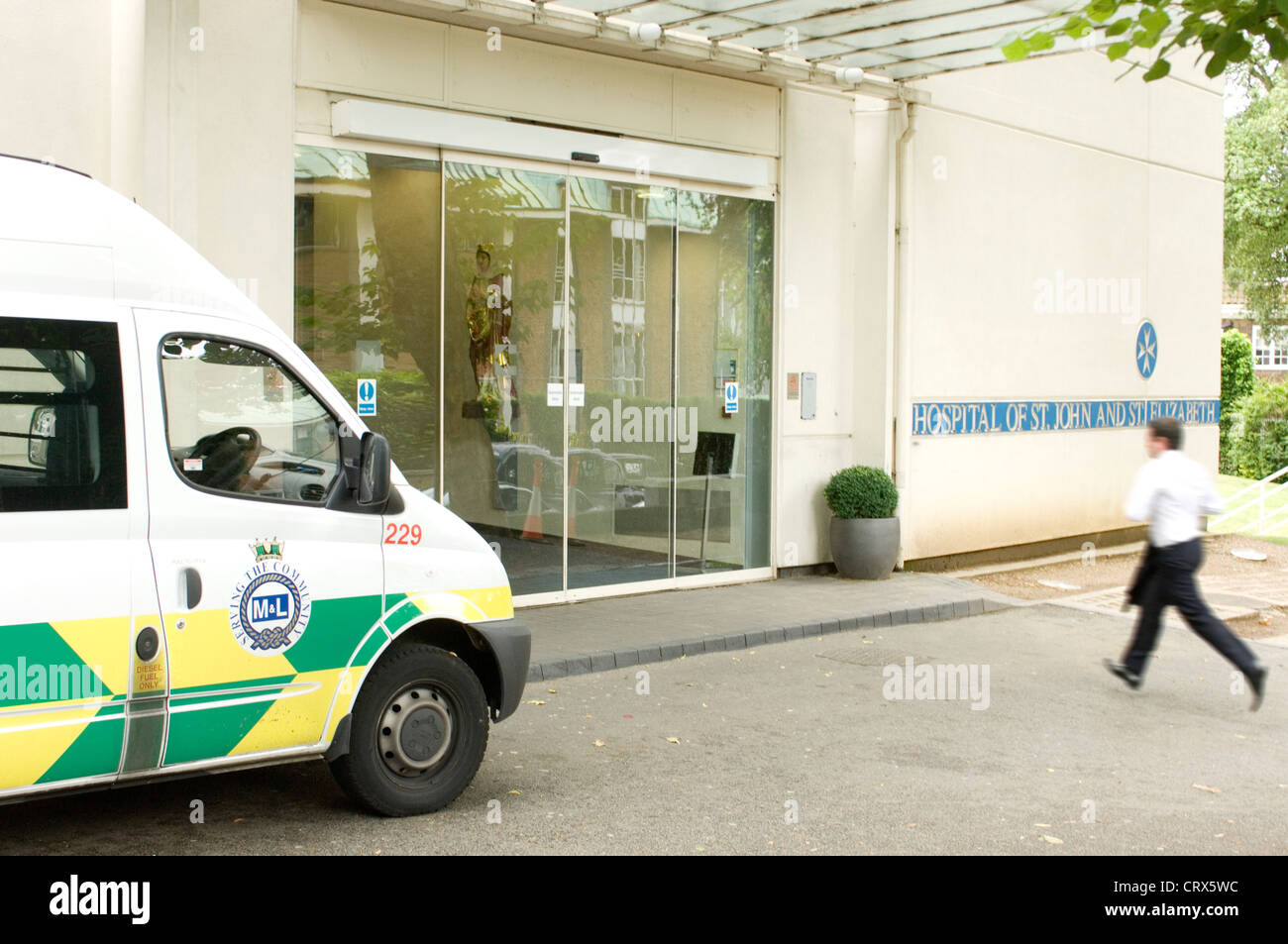 Un ambulanza arriva all'entrata frontale di un ospedale di Londra Foto Stock