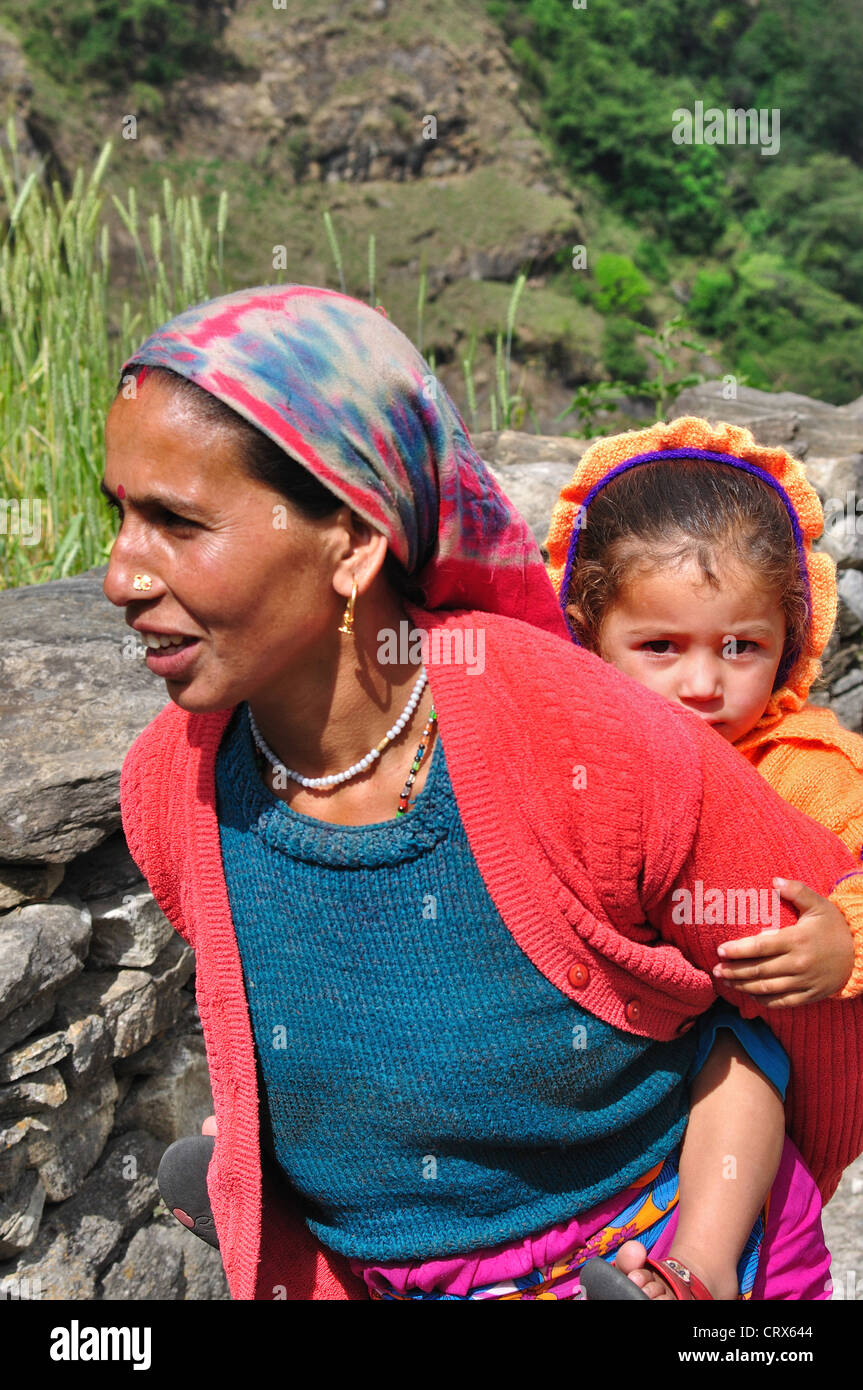 Signora himalayana che porta il suo bambino Foto Stock