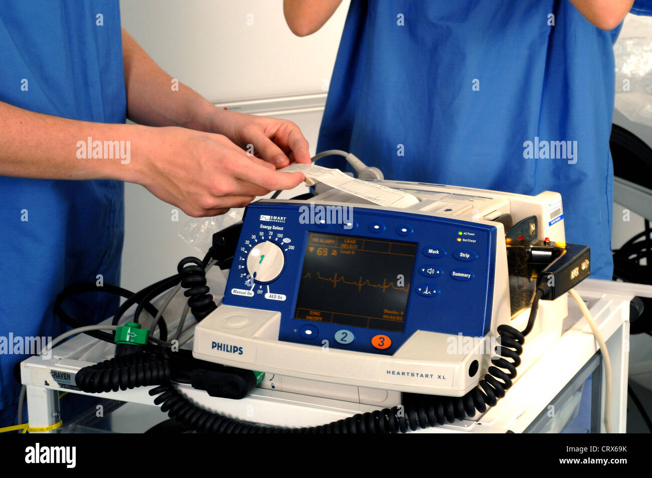 Un defibrillatore è un dispositivo elettronico utilizzato per resuscitare un attacco di cuore le vittime e il trattamento di altri disturbi cardiaci. Foto Stock