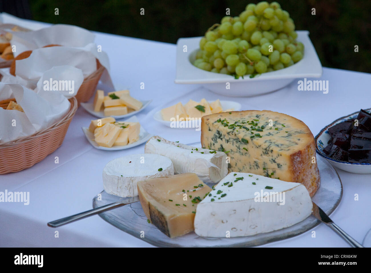 Un piatto di formaggio Dessert su un tavolo bianco panno Foto Stock