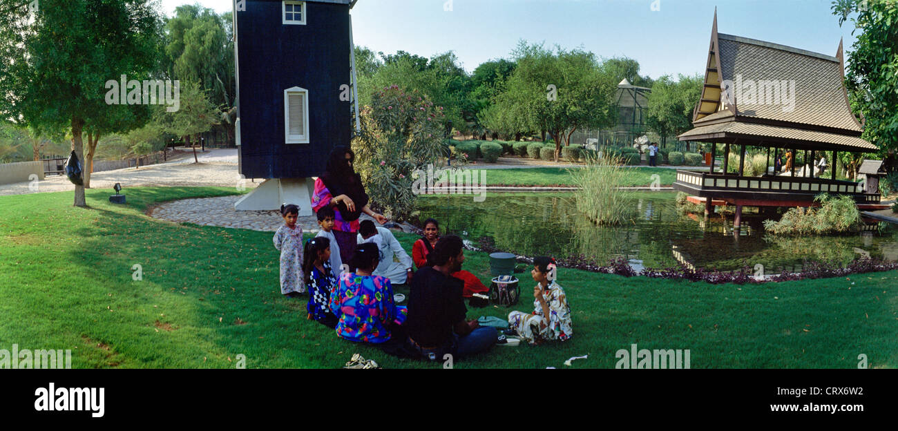 Dubai UAE Mushrif Park Extended Family picnic presso il mulino a vento di Olanda e Thai House nel Villaggio Internazionale Foto Stock