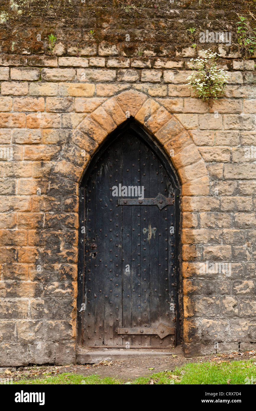Vecchia porta di legno in un arco costruito nel grado 1 elencati bailey esterno muro di castello in castello di Nottingham, Inghilterra, Regno Unito Foto Stock