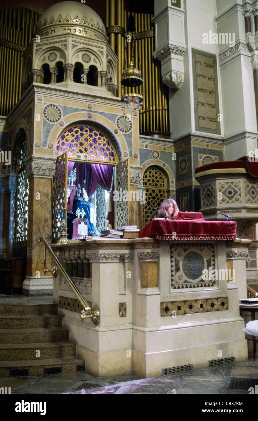 Sinagoga di West London Girl Reading presso la Batmitzvah Practice di fronte all'Ark (Aron Hakodesh) Londra Inghilterra Foto Stock