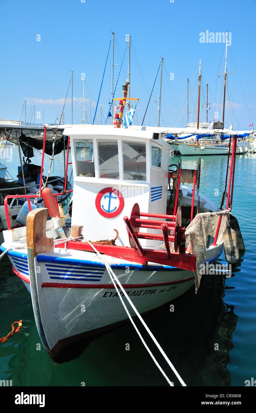 Di piccole dimensioni e di colore bianco o caicco barca da pesca ormeggiate alla banchina del porto di Aegina, Aegina Island, Golfo Saronico, Grecia Foto Stock