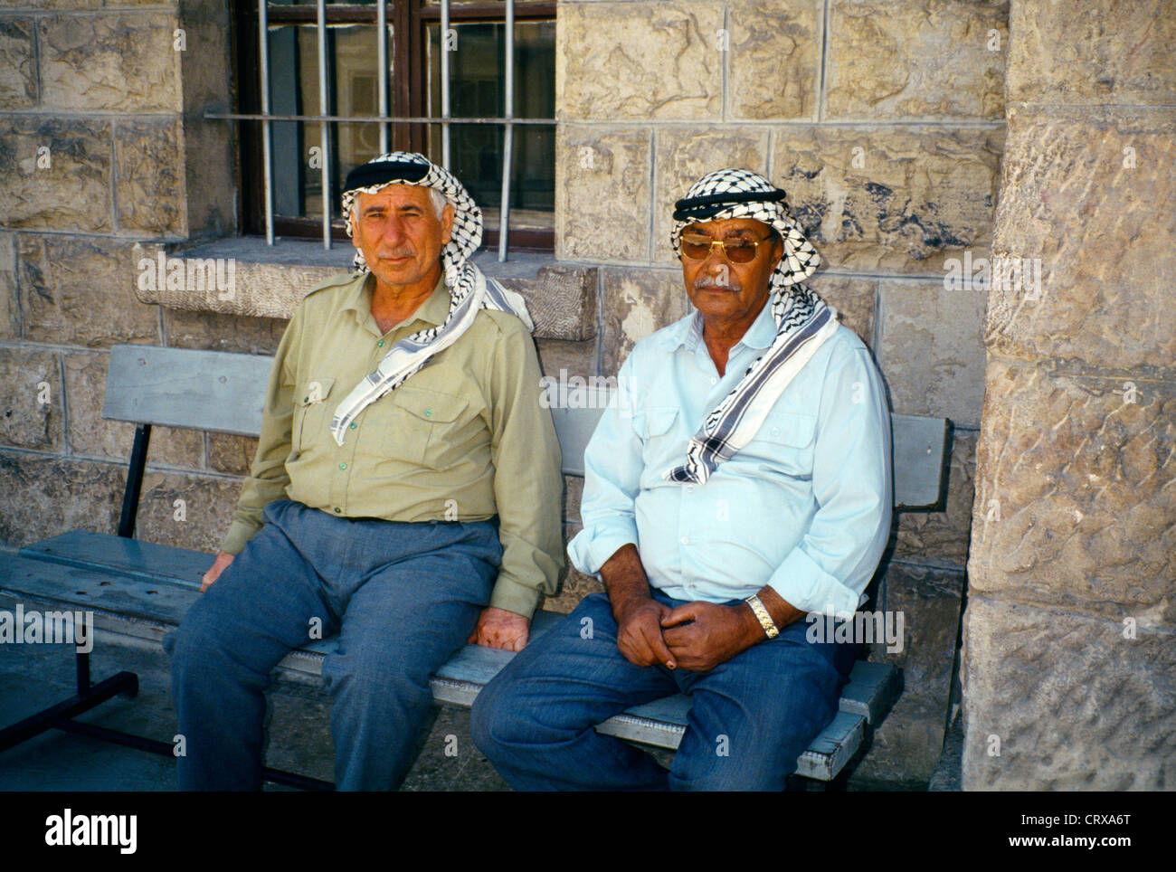 Amman Jordan Hejaz Railway Station Man in West and Arab Headdress Black and White Keffiyeh Foto Stock
