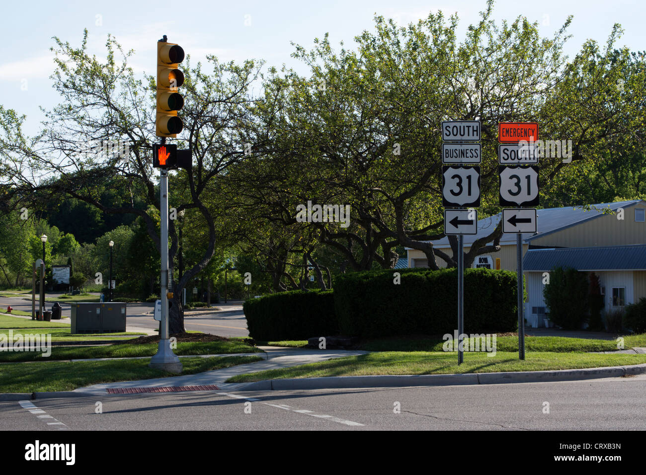 Segnale di traffico su una strada di post in una piccola città negli Stati Uniti. Autostrada segni indicano la direzione. Foto Stock