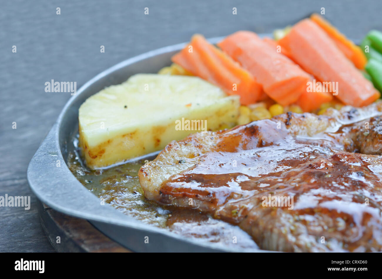 Close-up di filetto di carne di manzo e verdure Foto Stock