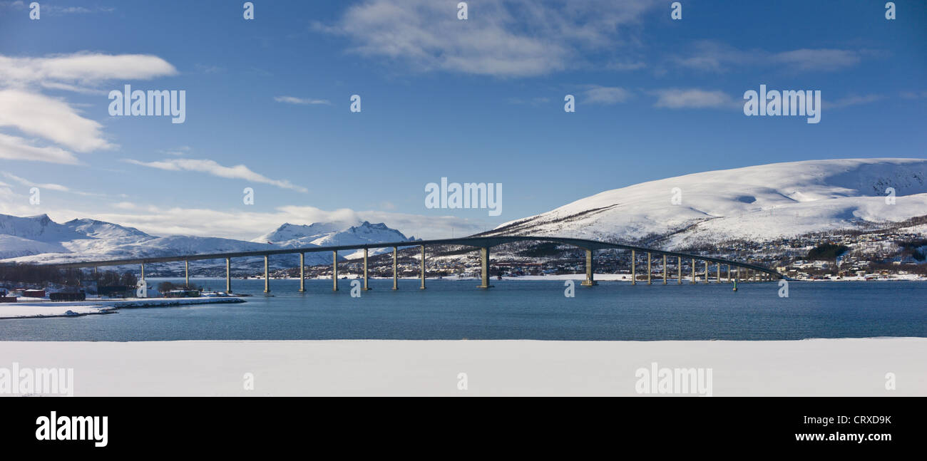 Paesaggio artico Sandnesundbrua ponte congiungente isola Kvaloya e Tromsoya isola a Tromso nel Circolo Polare Artico, nel nord della Norvegia Foto Stock