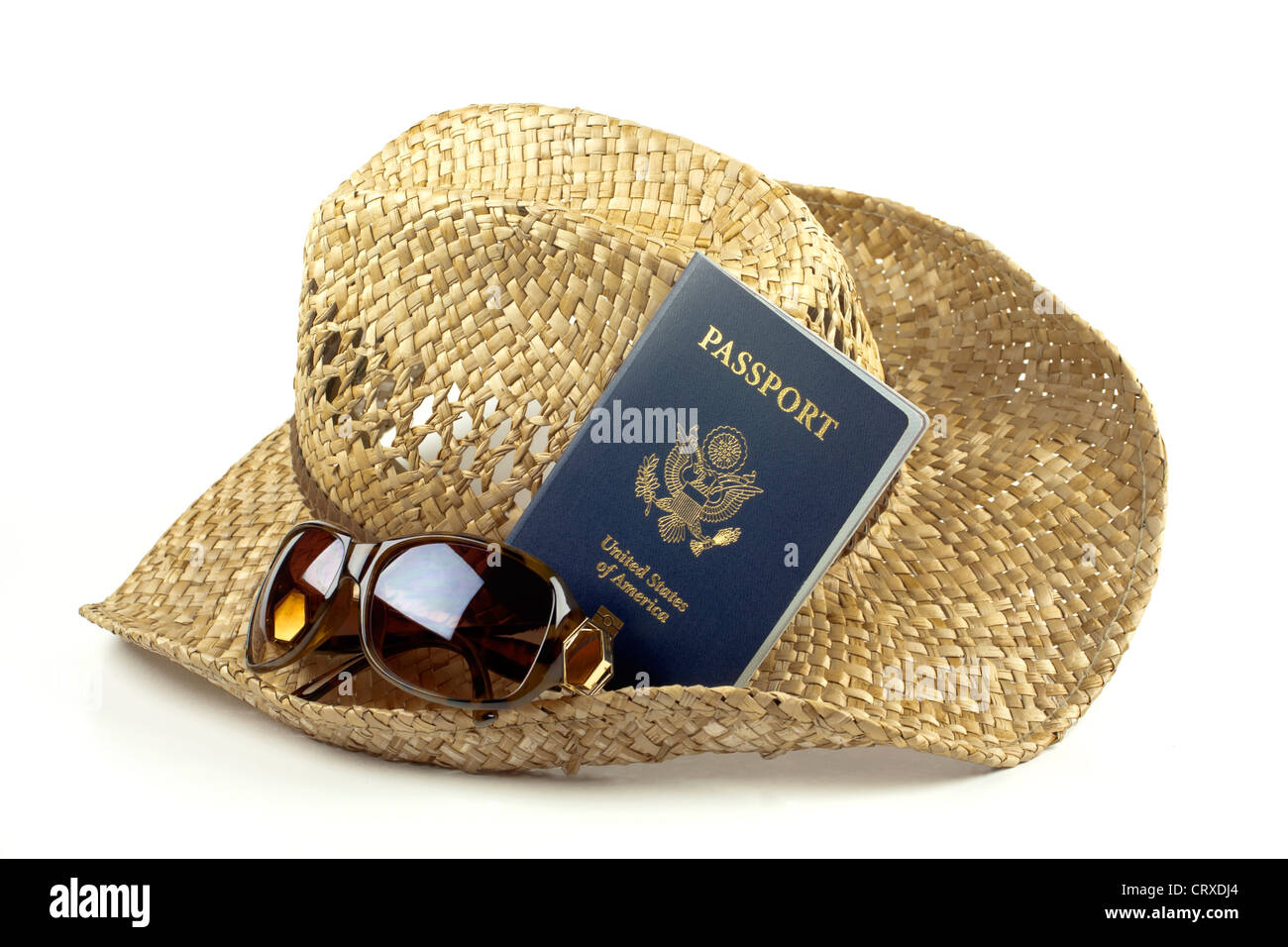 Marrone naturale paglia cappello per il sole con occhiali da sole e passaporto americano isolato su sfondo bianco con copia spazio. Foto Stock