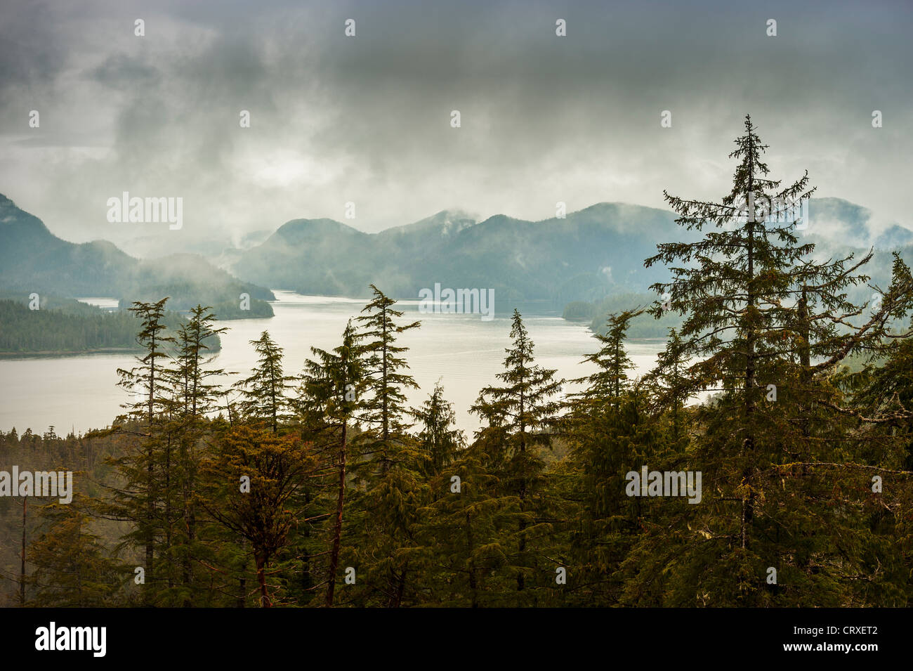 Drammatica nuvole sopra Sitka suono, il passaggio interno e la Tongass National Forest nel sud-est dell Alaska, Stati Uniti d'America. Foto Stock