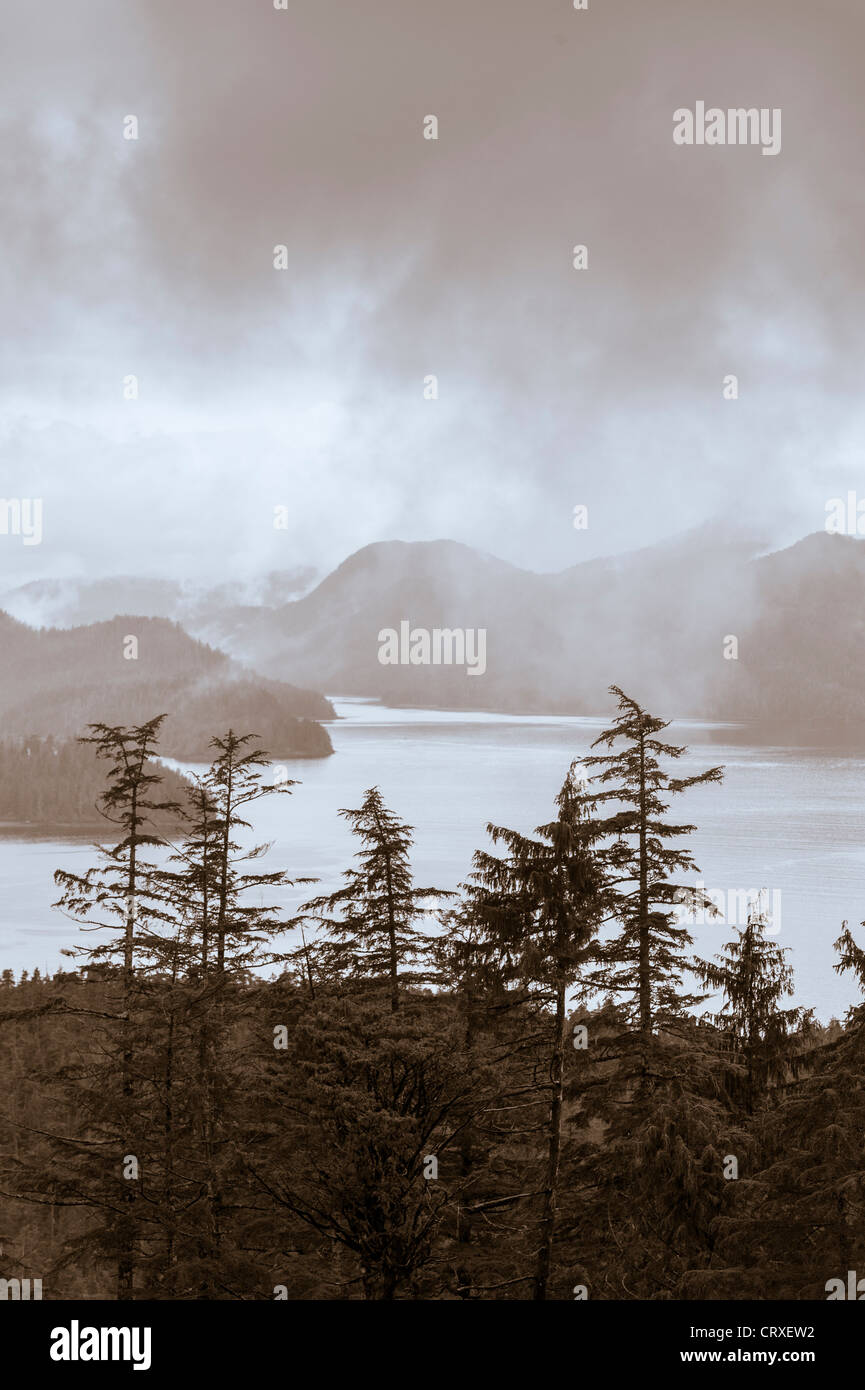 Drammatica nuvole sopra Sitka suono, il passaggio interno e la Tongass National Forest nel sud-est dell Alaska, Stati Uniti d'America. Foto Stock