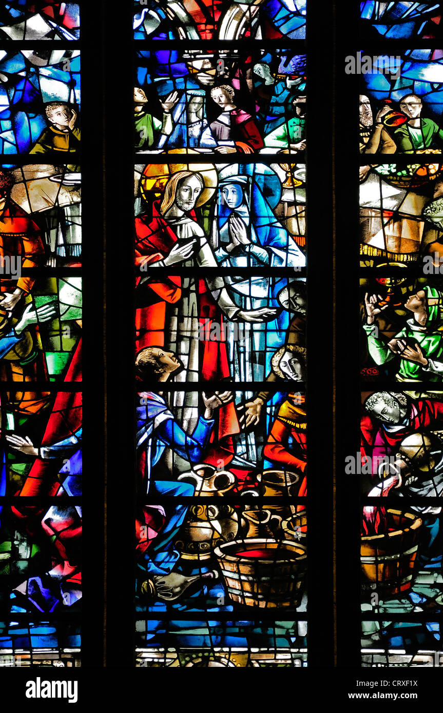 Liegi, Belgio. La cattedrale di St Paul. Moderna vetrate colorate. Nozze di Cana - Gesù girando l acqua in vino Foto Stock