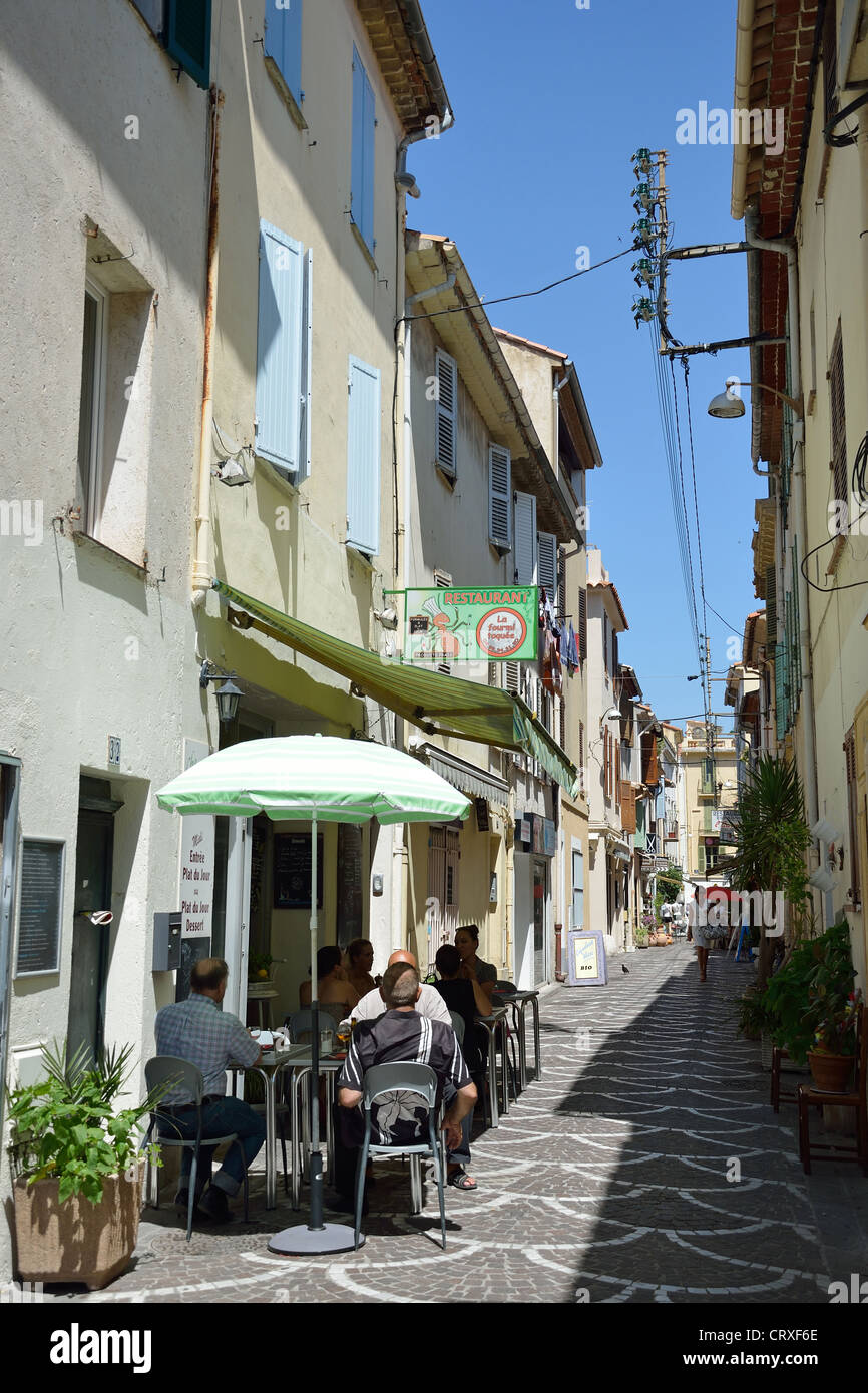 Street restaurant in Vieux Ville (Città Vecchia), Antibes, Côte d'Azur, Alpes-Maritimes, Provence-Alpes-Côte d'Azur, in Francia Foto Stock