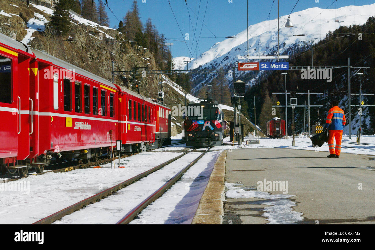 Un treno lascia la stazione di San Moritz Foto Stock