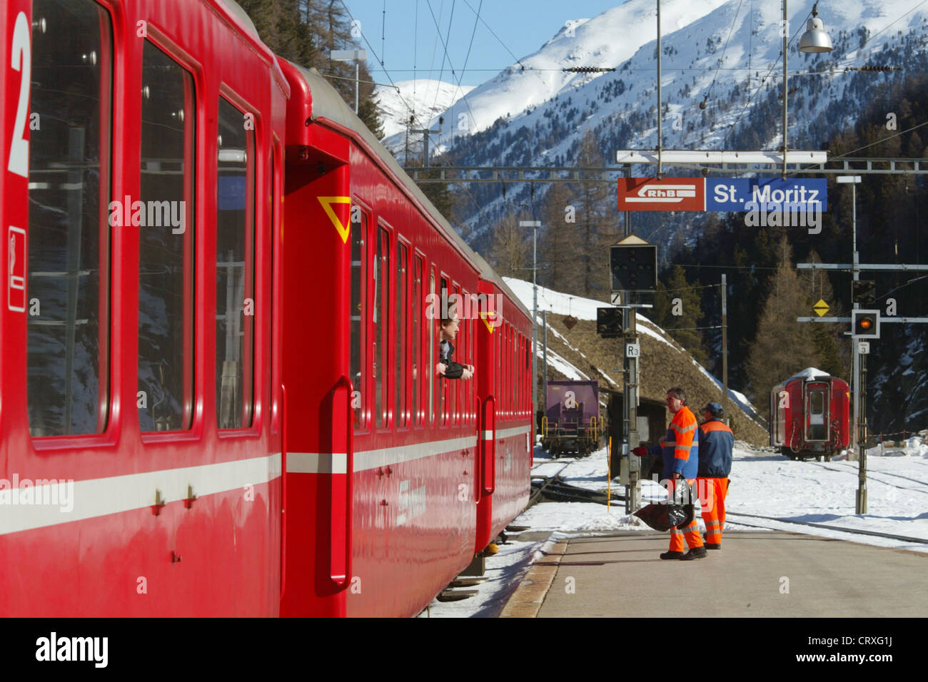 Un treno lascia la stazione di Saint Moritz Foto Stock