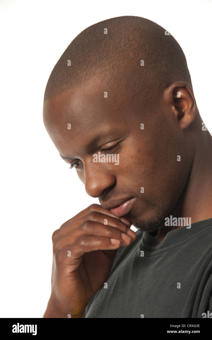 L'uomo africano con la testa rasata nel profondo del pensiero Foto Stock