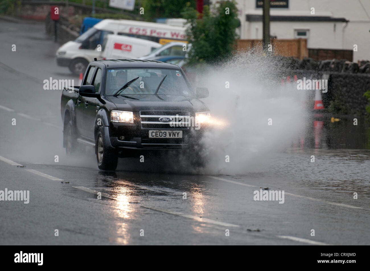 Gli automobilisti guida attraverso le inondazioni verificatesi al di fuori dell'aeroporto Tavern pub vicino l'aeroporto di Bristol oggi durante il tempo umido. Foto Stock