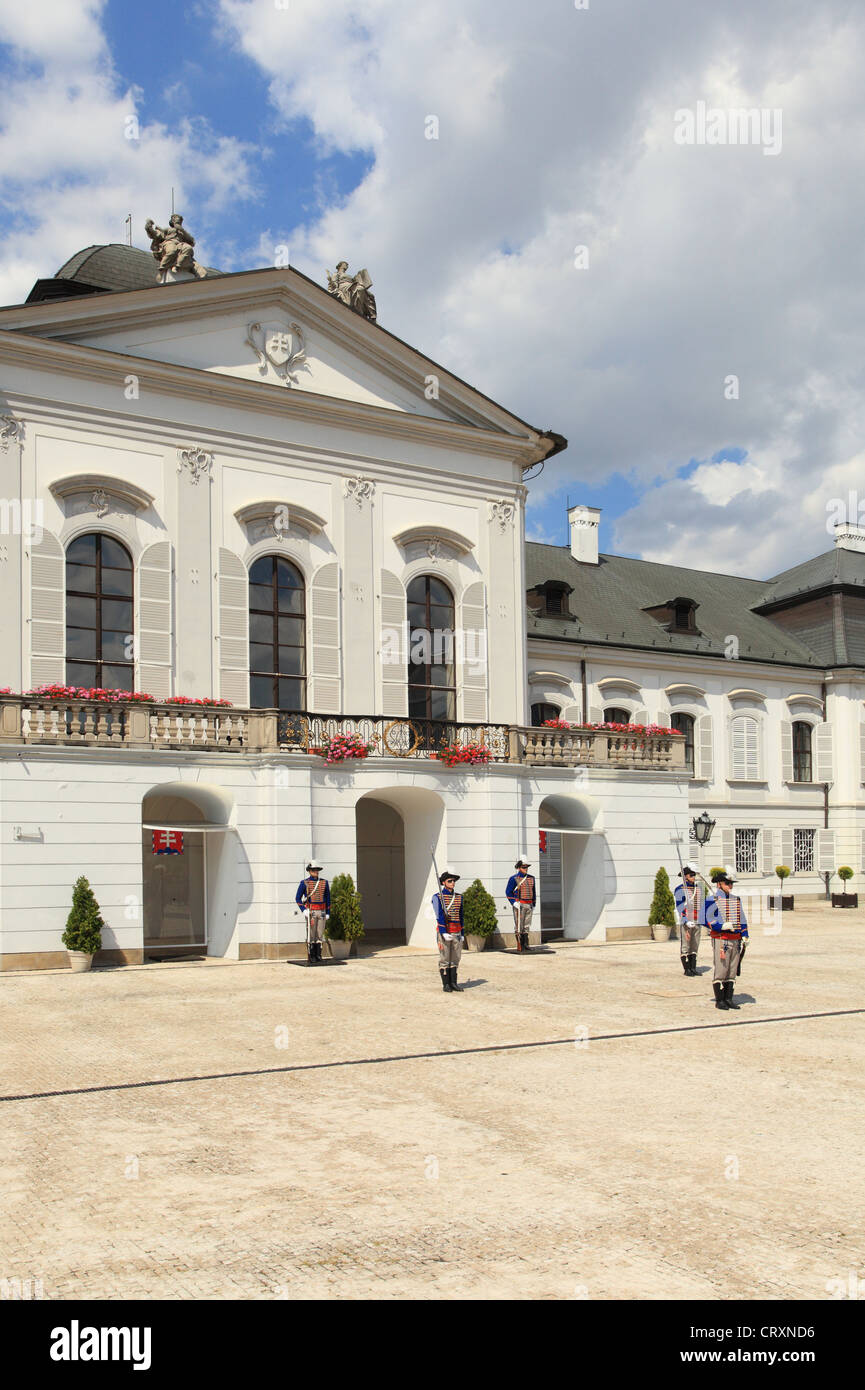 Palazzo Grassalkovich (residenza del presidente slovacco) con le protezioni di onore, Bratislava, Slovacchia. Foto Stock