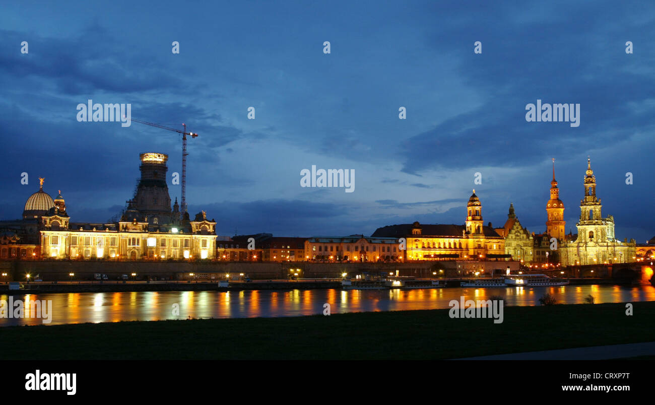 La illumina il centro storico di Dresda di notte, Dresden Foto Stock
