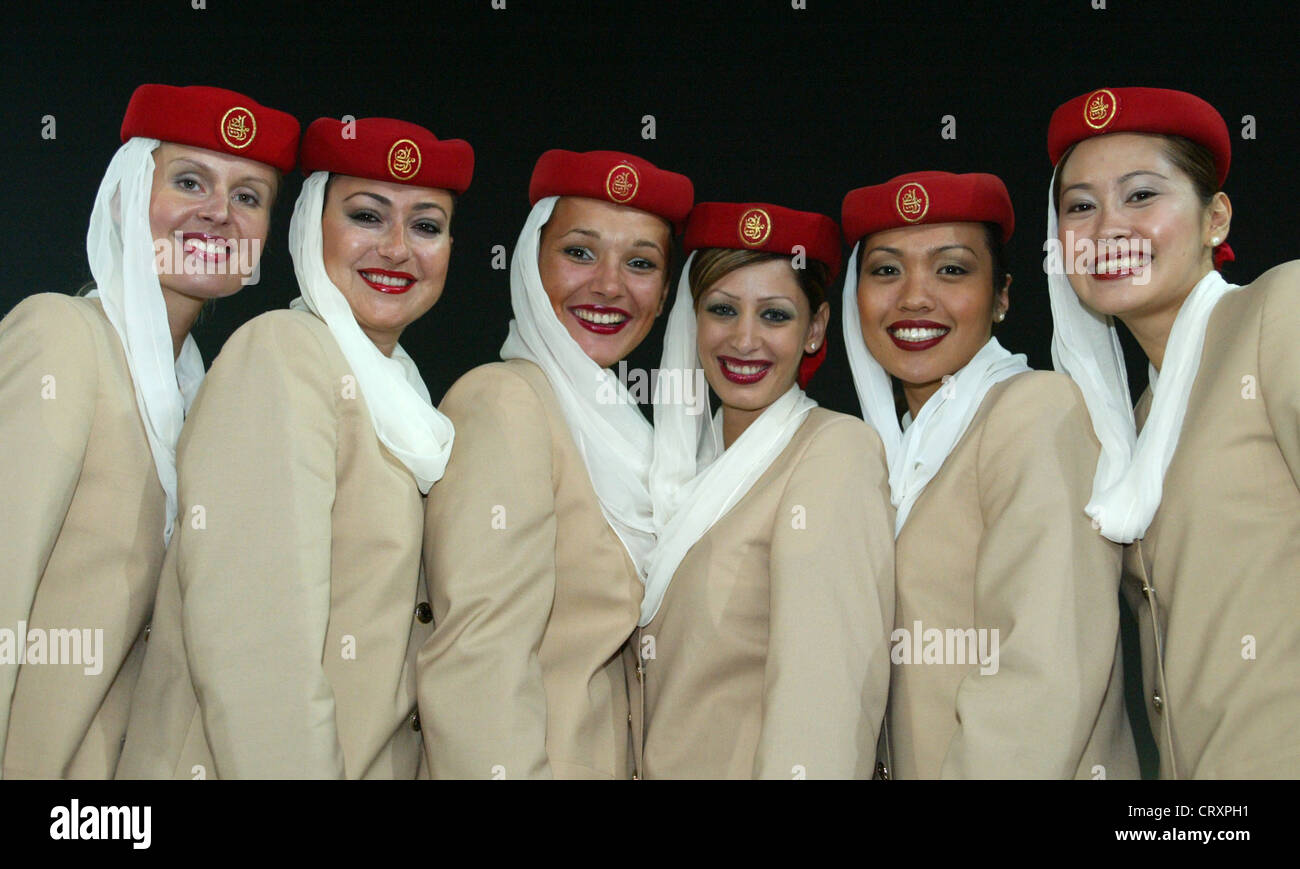 Emirates Airlines hostess in verticale Foto Stock
