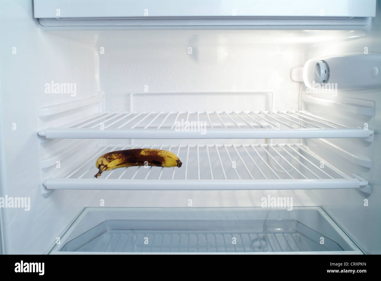 Quasi frigo vuoto Foto stock - Alamy