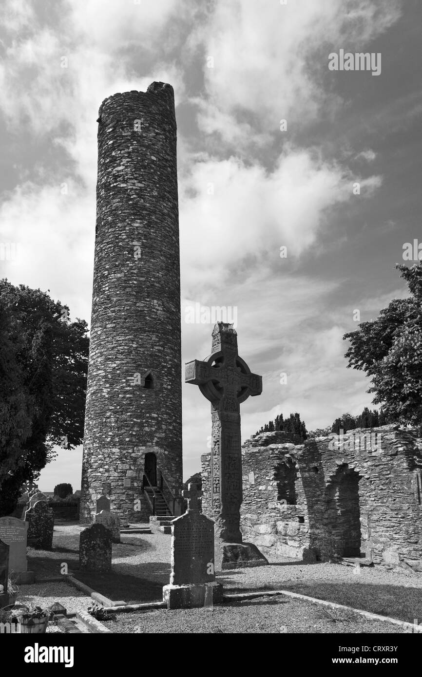 In Irlanda, il Leinster, nella contea di Louth, vista della torre rotonda e Monasterboice Foto Stock
