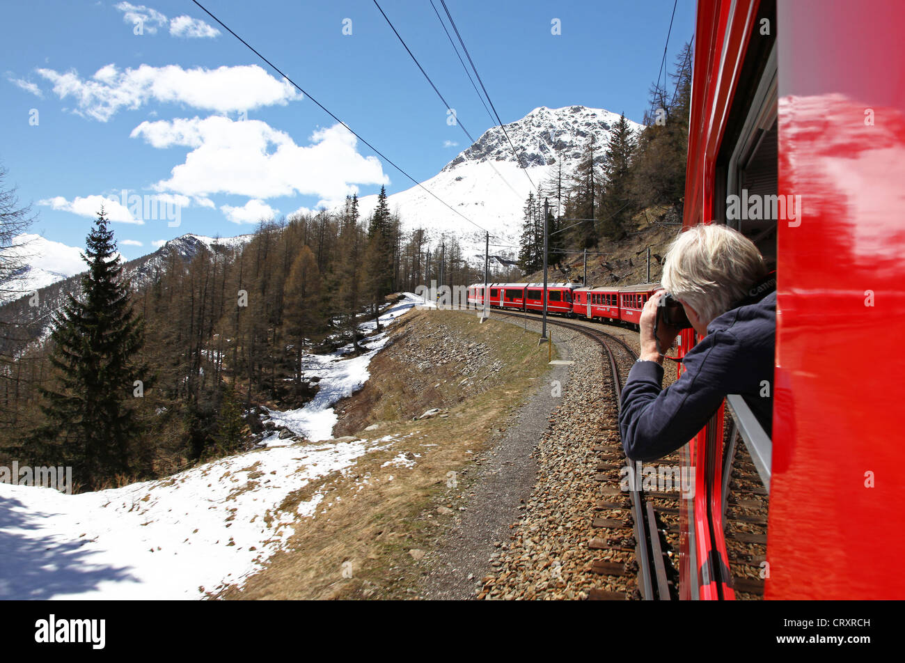 Un fotografo di scattare una foto della vista delle Alpi Svizzere dal Bernina Express Foto Stock