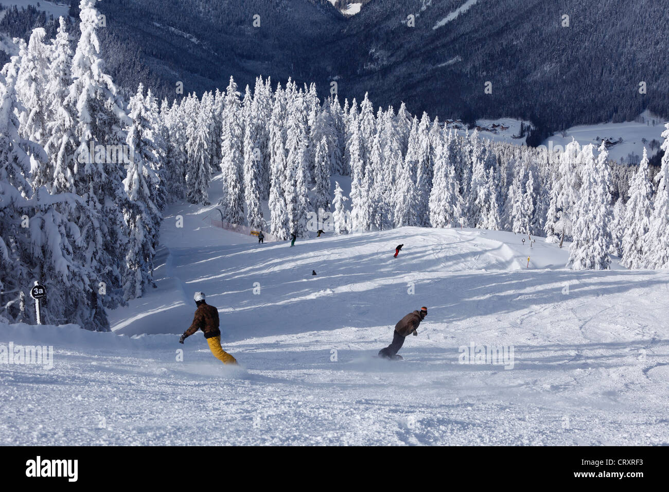 L'Austria, la Stiria, Schladminger Tauern, snowboarders a ski area Foto Stock