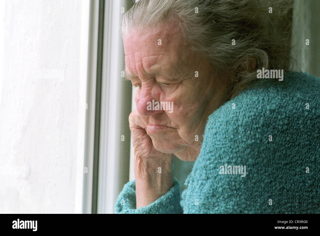 Il vecchio donna che guarda fuori dalla finestra, Brandenburg Foto Stock