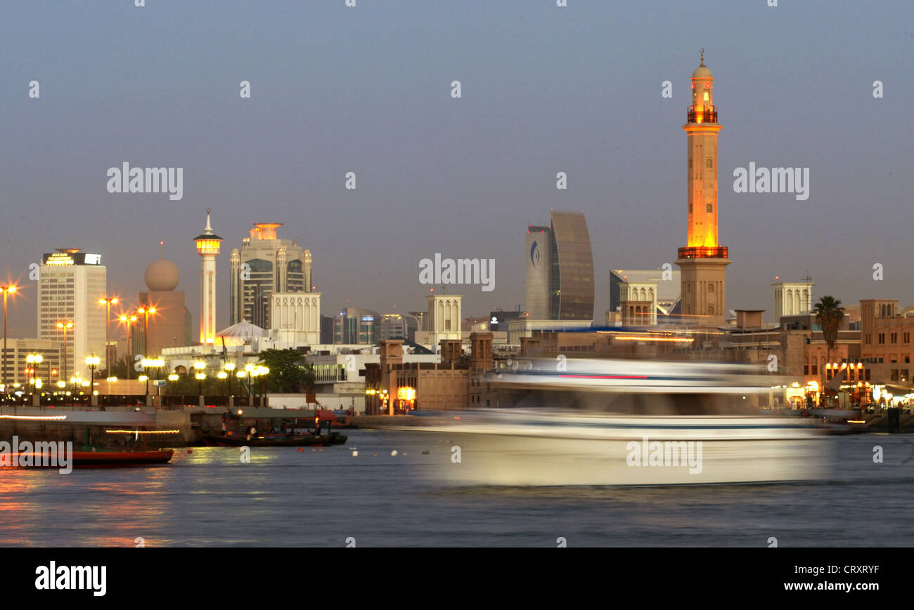 Lo skyline della città vecchia di Dubai nella luce della sera Foto Stock