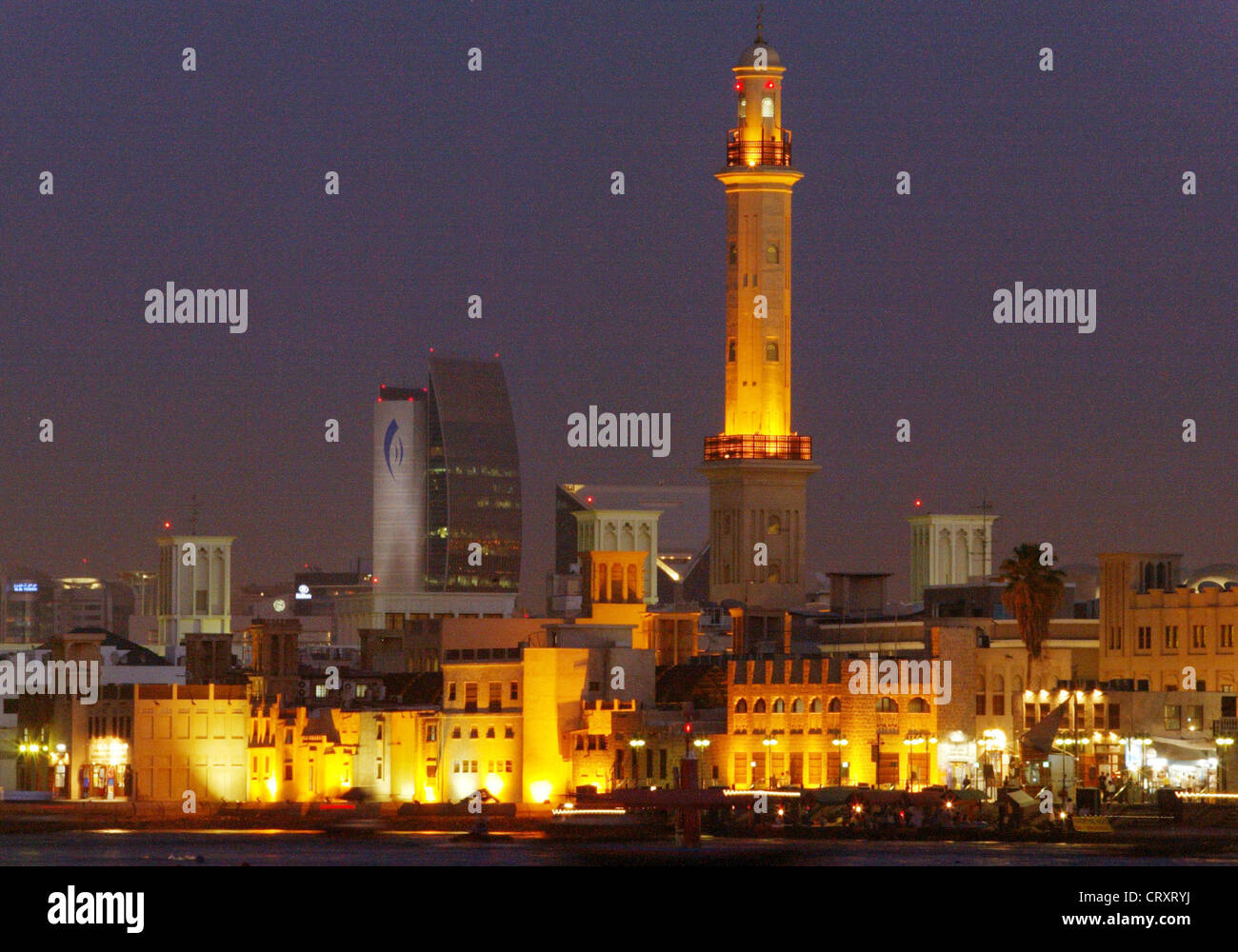 Lo skyline della città vecchia di Dubai nella luce della sera Foto Stock