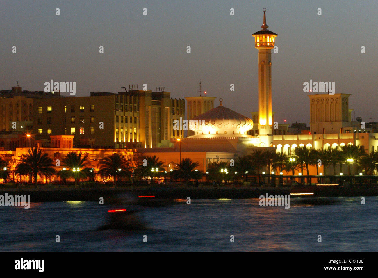 La skyline notturno della vecchia Dubai Foto Stock