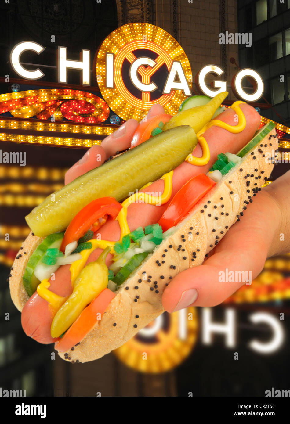 Tenendo un stile di Chicago HOT DOG DI NOTTE Foto Stock