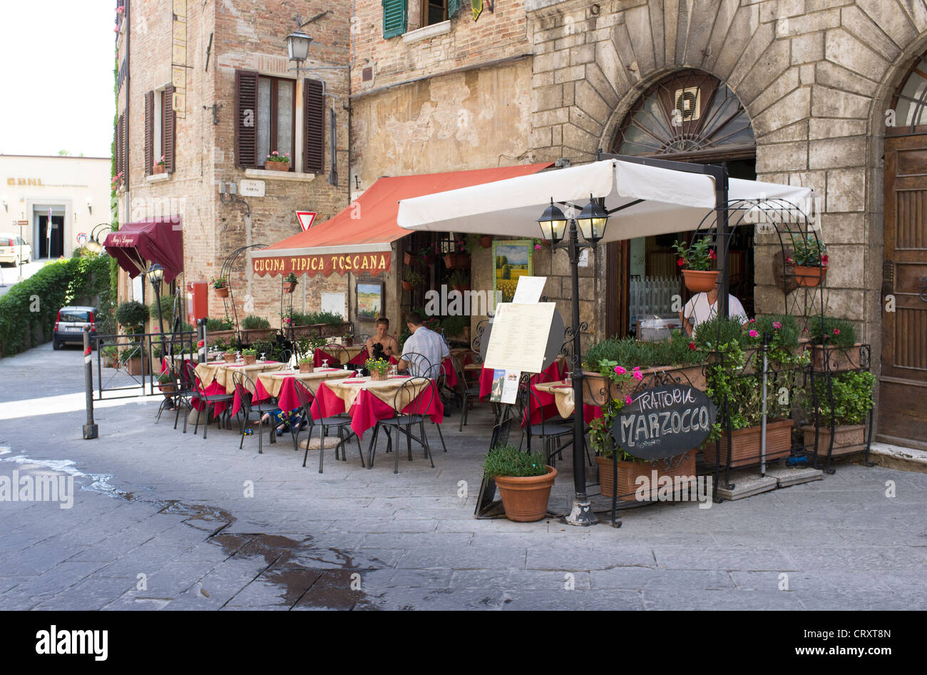 La gente si sedette ad un tavolo fuori del ristorante italiano a Montepulciano Foto Stock