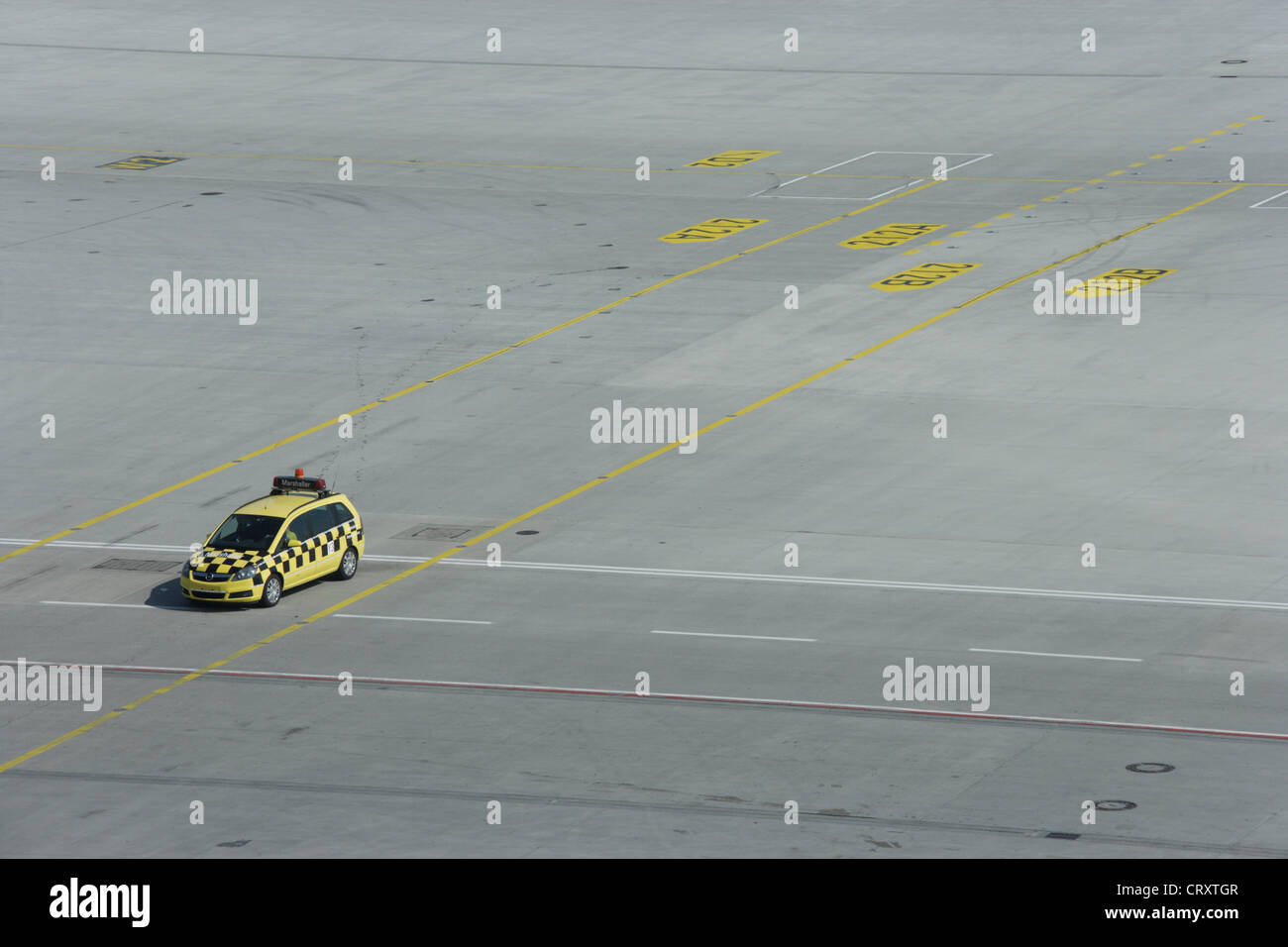 L'Europa, in Germania, in Baviera, Marshaller auto all aeroporto di Monaco Foto Stock