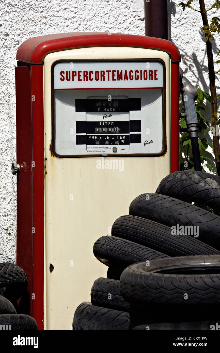 Il vecchio in disuso della pompa di benzina con la vecchia auto e moto pneumatici, Prien Alta Baviera Germania Foto Stock