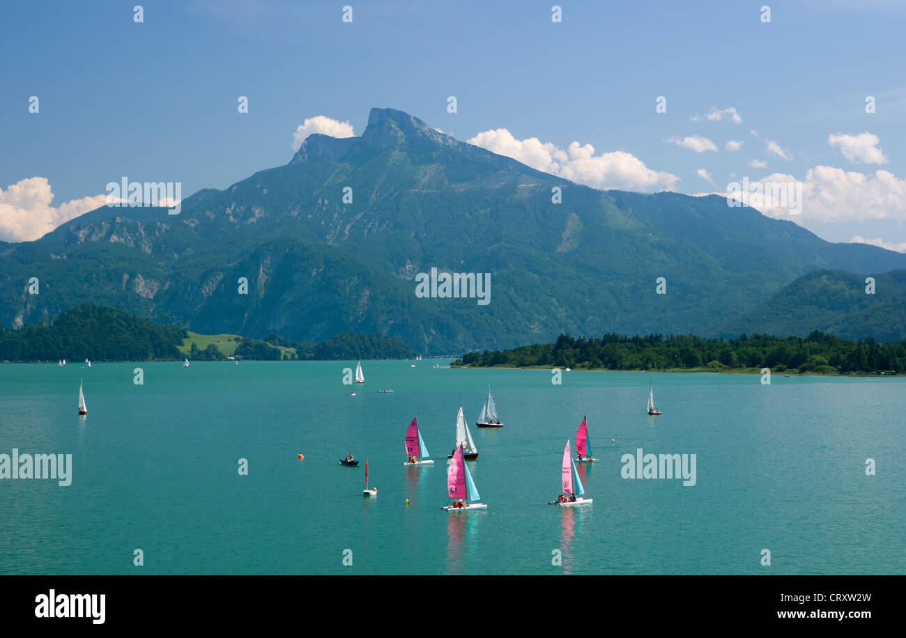 L'Austria, la vista della barca a vela nel lago Mondsee Foto Stock