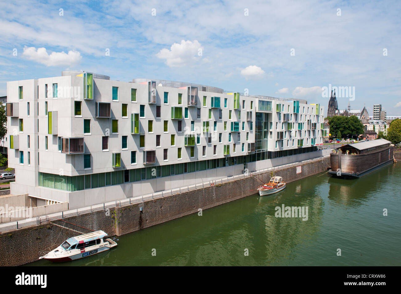 Esterno del modern art'otel con architettura inusuale nel quartiere Rheinauhafen Colonia Germania Foto Stock