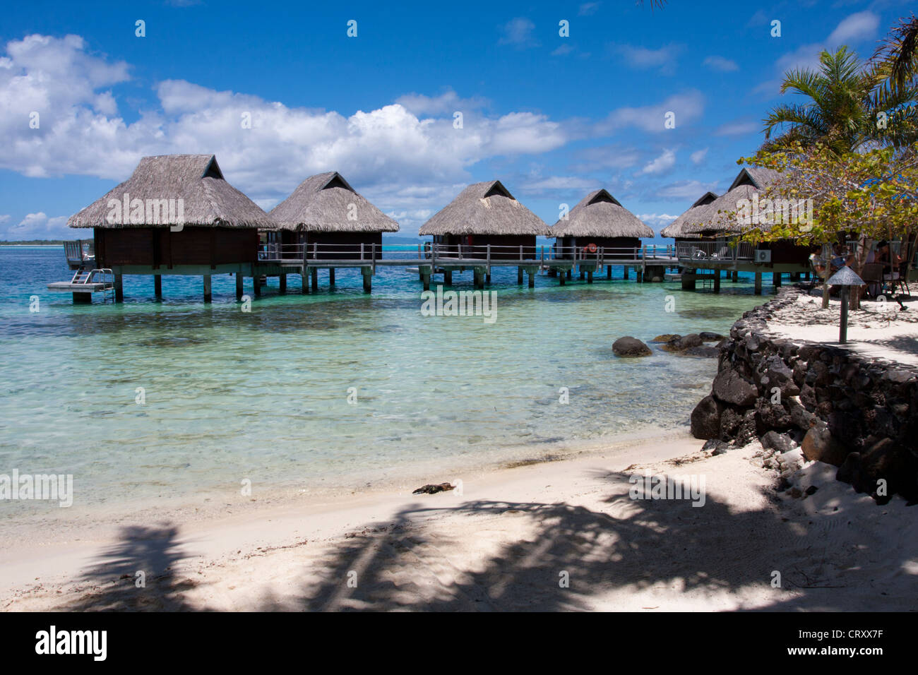 Bungalow Overwater su palafitte in un resort hotel, Bora Bora, Polinesia Francese Foto Stock