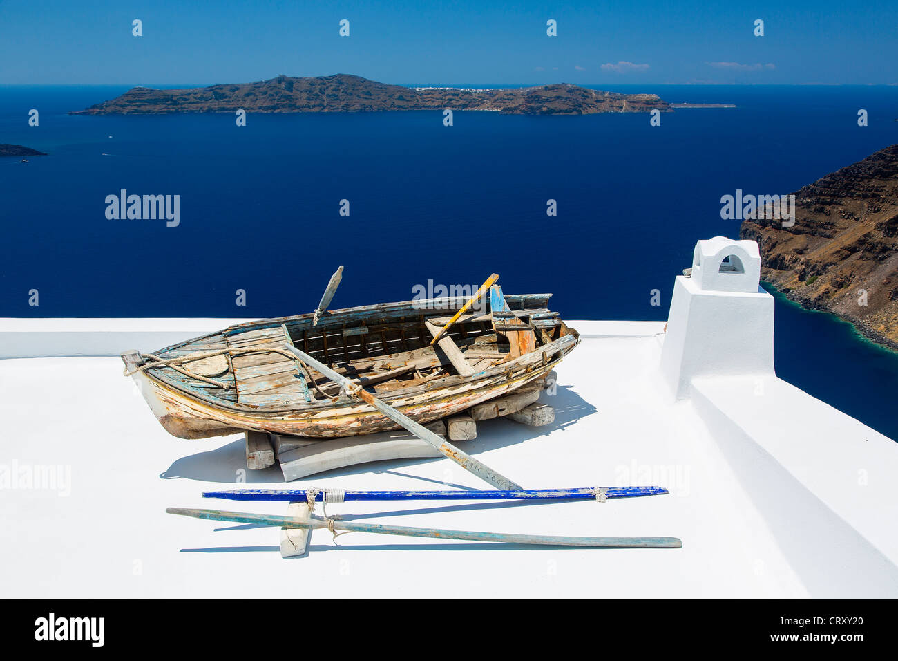 Santorini, alterò la barca di legno sul balcone Foto Stock