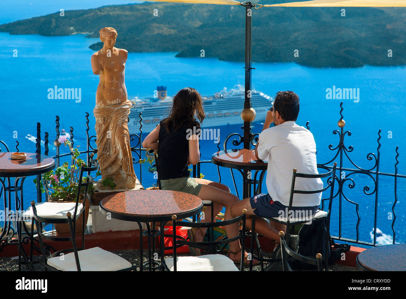Santorini, Vista panoramica dalla terrazza in Fira Foto Stock