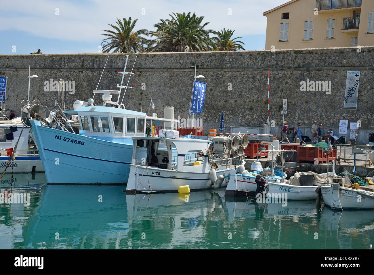 Tradizionali barche da pesca in Vieux Port (porto vecchio), Antibes, Côte d'Azur, Alpes-Maritimes, Provence-Alpes-Côte d'Azur, in Francia Foto Stock