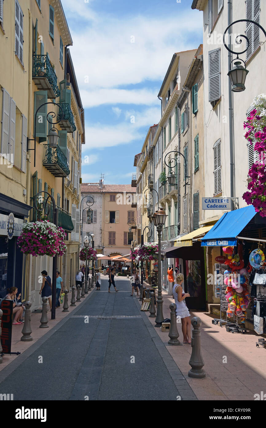 Rue Georges Clémenceau, Città Vecchia, Antibes, Côte d'Azur, Alpes-Maritimes, Provence-Alpes-Côte d'Azur, in Francia Foto Stock
