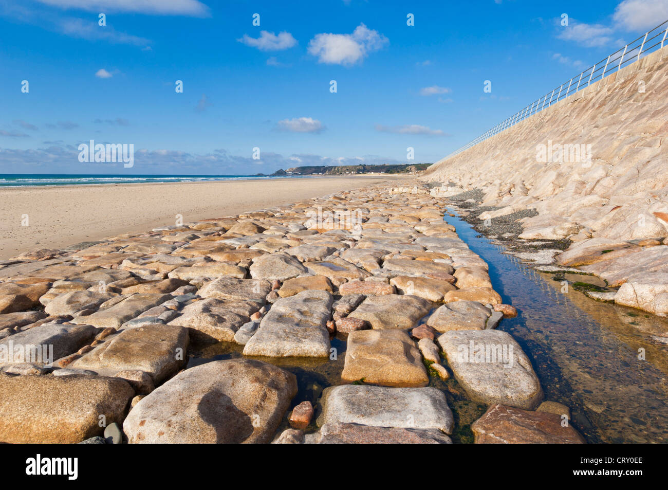 Il lungomare e la spiaggia di St Ouens bay Jersey Isole del Canale Isole Britanniche EU Europe Foto Stock