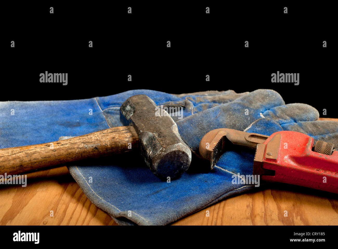 In prossimità di alcuni vecchi strumenti tra cui un piccolo martello e un rosso chiave a tubo Foto Stock
