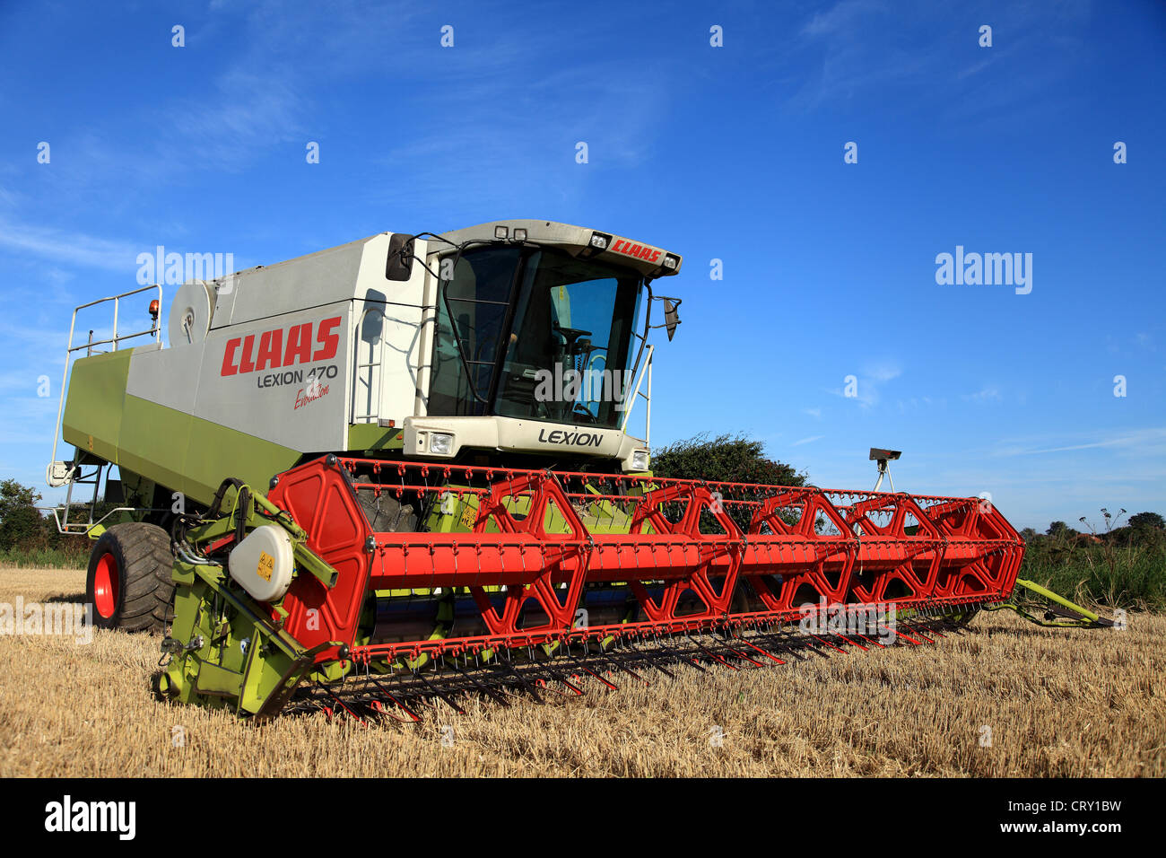 Claas Lexion 470 Evoluzione Mietitrebbiatrice contro un cielo blu in Norfolk,UK. Foto Stock