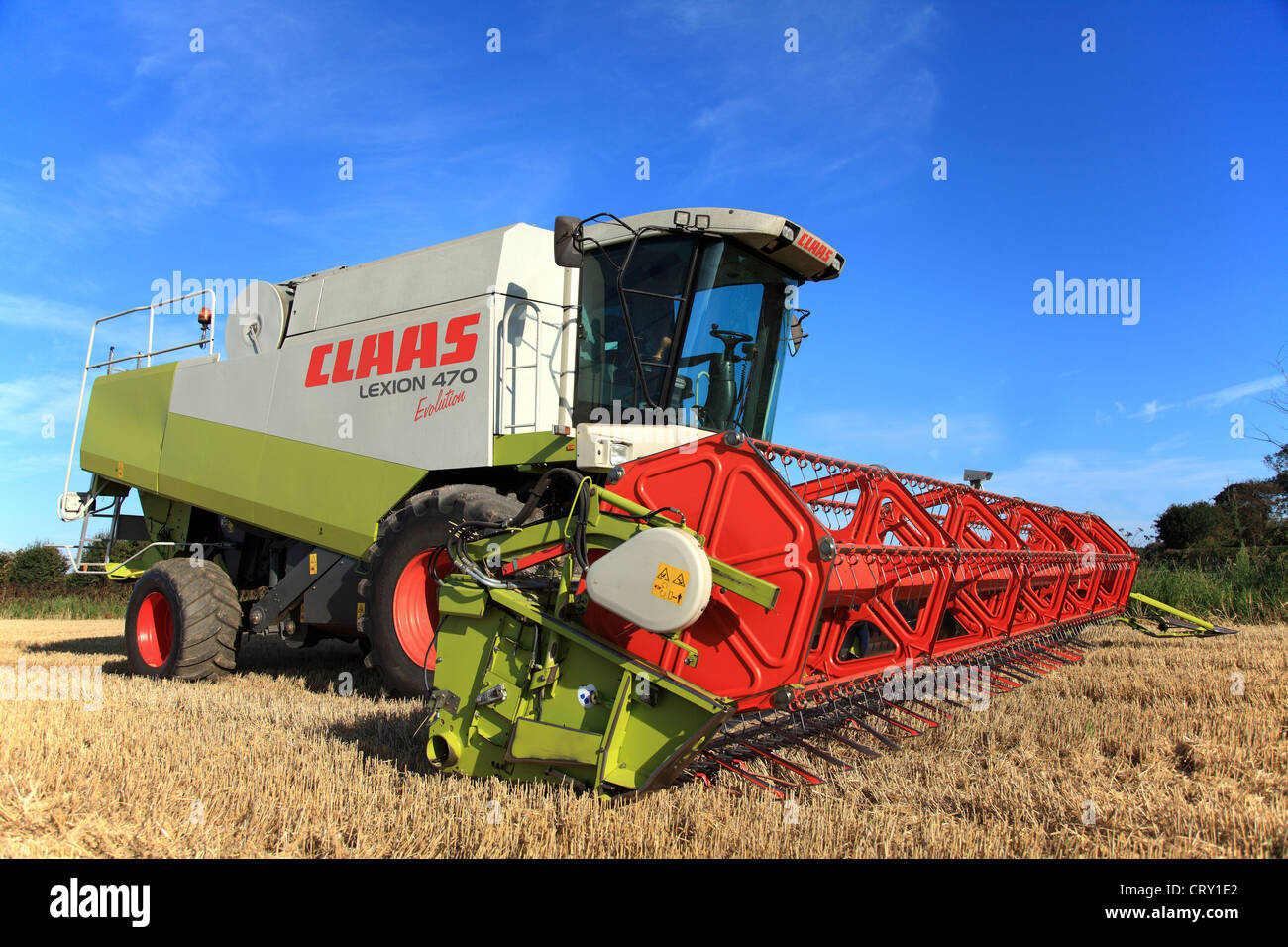 Claas Lexion 470 Evoluzione mietitrebbia. Impostare contro un cielo blu Foto Stock