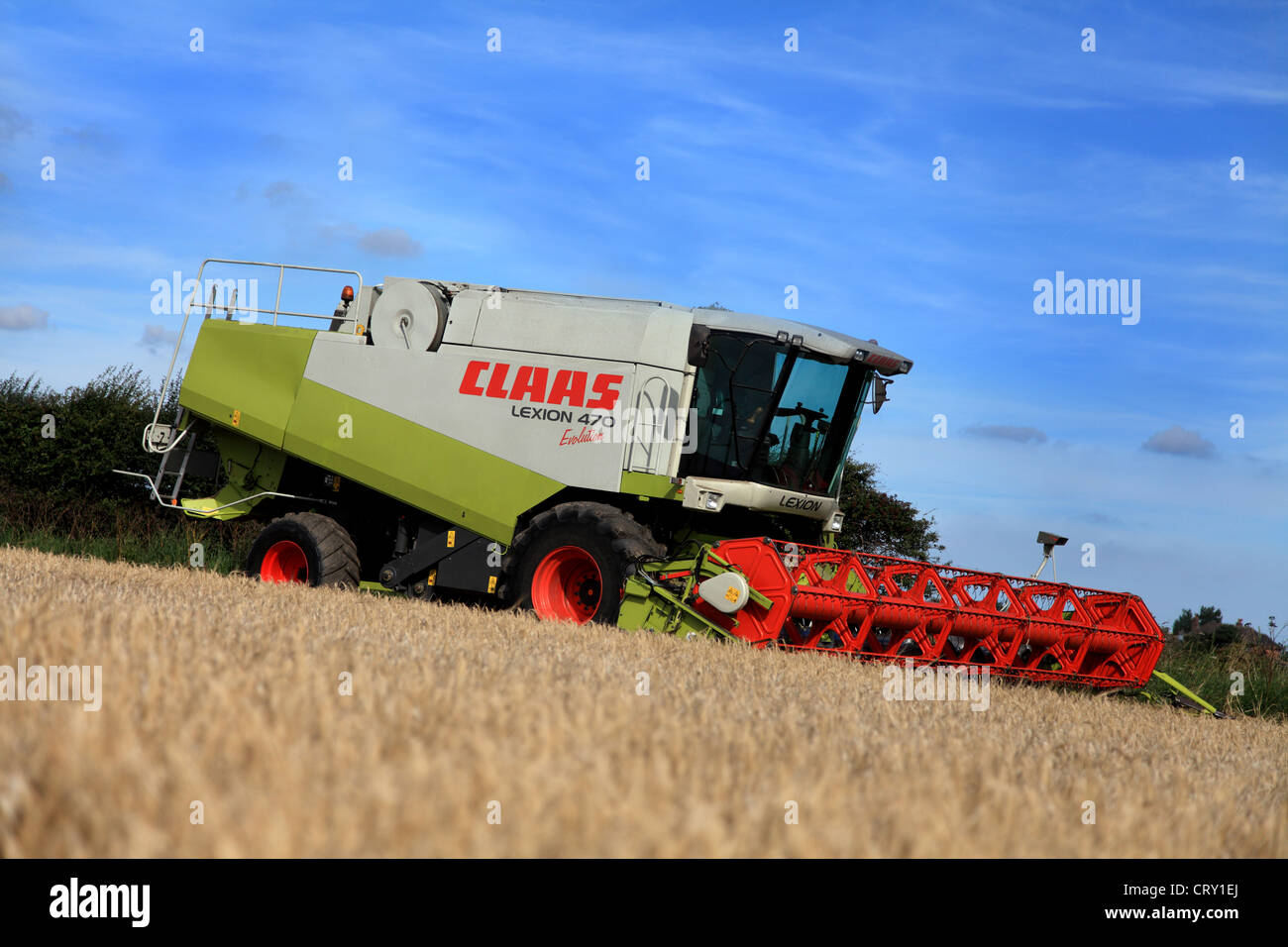 Claas Lexion 470 Evoluzione mietitrebbia. Un dinamico gruppo di immagini contro un cielo blu. Foto Stock